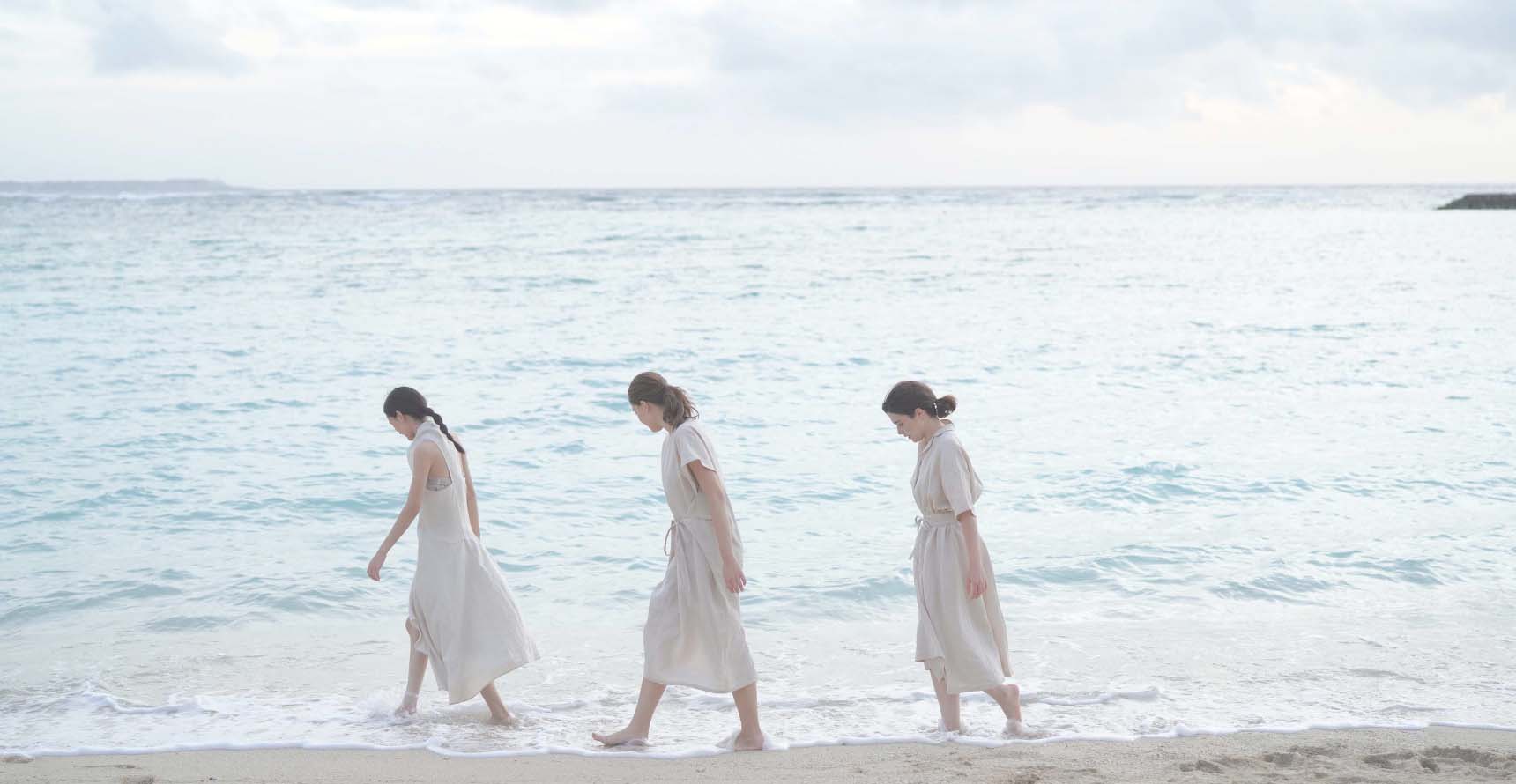 砂浜を歩く人の女性